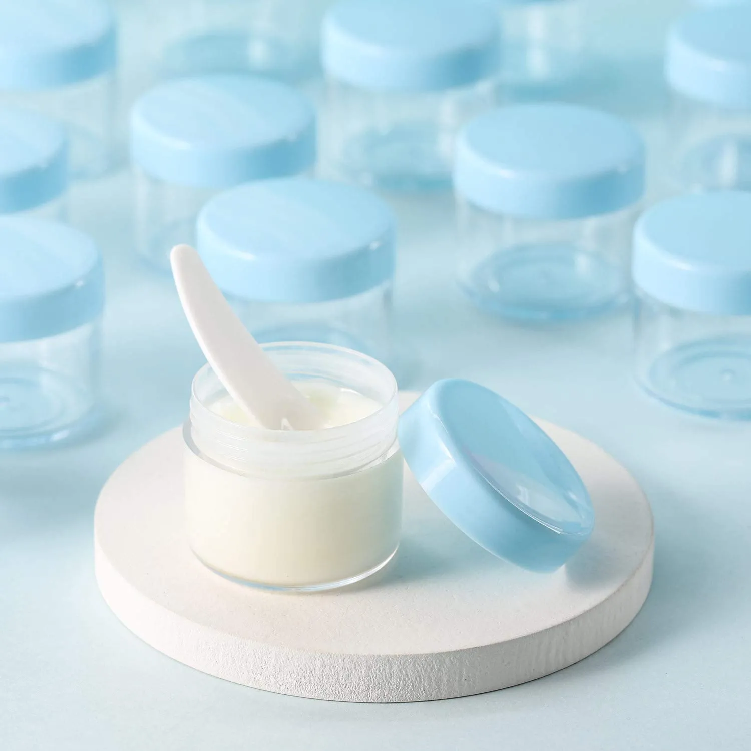 100 Pcs 20g Plastic Sample Cosmetic Containers with Lids and 10 Pcs Mini Makeup Spatula，Refillable Cosmetic Jars Lip Scrub Containers for Skincare - Blue