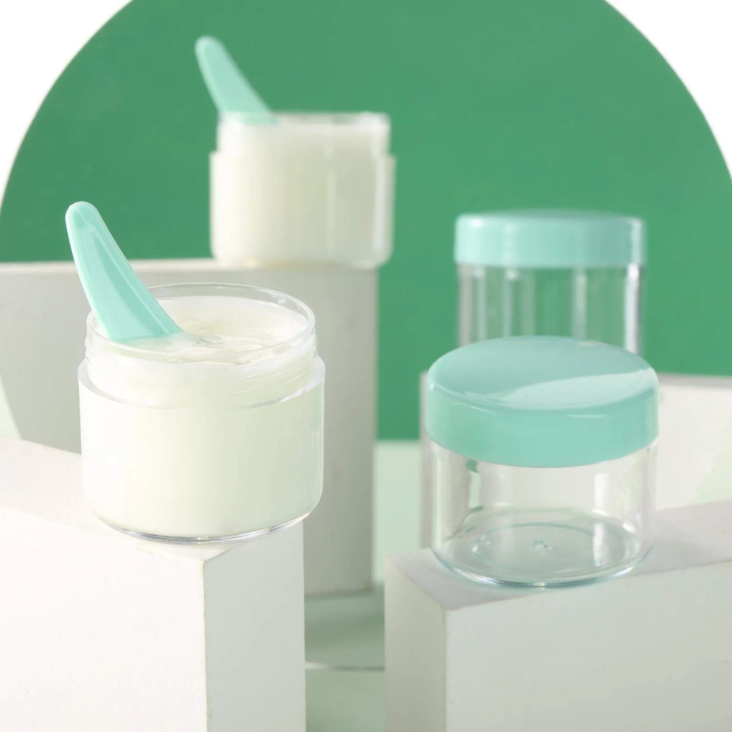 100 Pcs 20g Plastic Sample Cosmetic Containers with Lids and 10 Pcs Mini Makeup Spatula，Refillable Cosmetic Jars Lip Scrub Containers for Skincare - Green