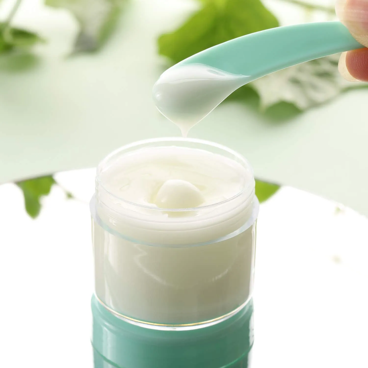 100 Pcs 20g Plastic Sample Cosmetic Containers with Lids and 10 Pcs Mini Makeup Spatula，Refillable Cosmetic Jars Lip Scrub Containers for Skincare - Green