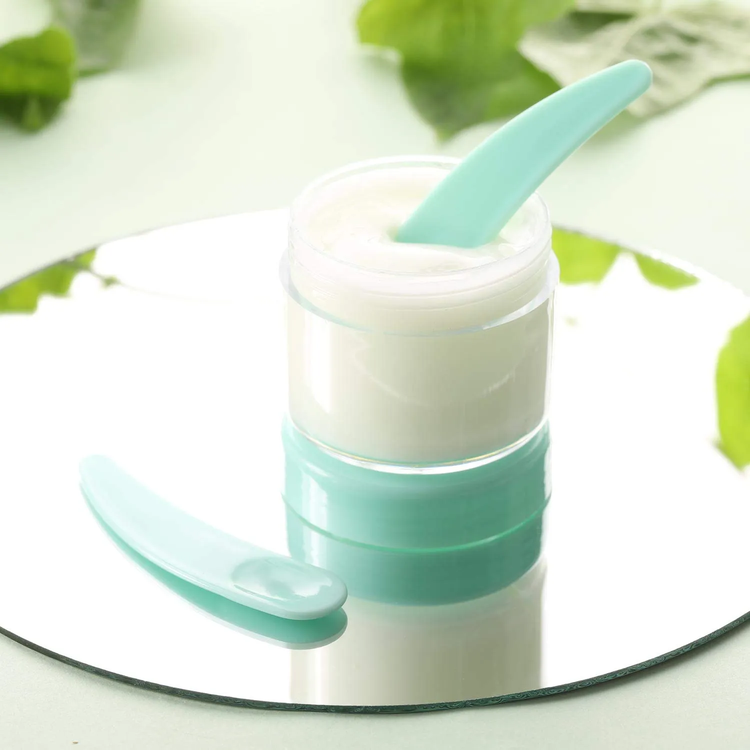 100 Pcs 20g Plastic Sample Cosmetic Containers with Lids and 10 Pcs Mini Makeup Spatula，Refillable Cosmetic Jars Lip Scrub Containers for Skincare - Green