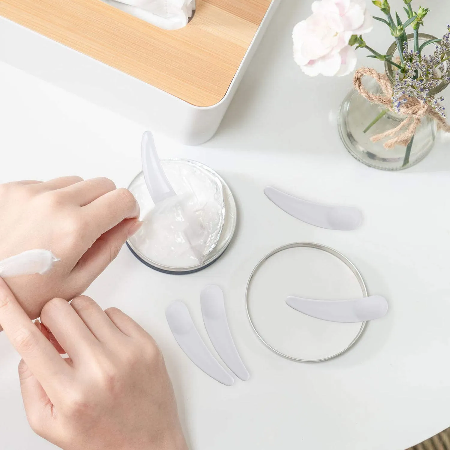100 Pcs 20g Plastic Sample Cosmetic Containers with Lids and 10 Pcs Mini Makeup Spatula，Refillable Cosmetic Jars Lip Scrub Containers for Skincare - Multi Color