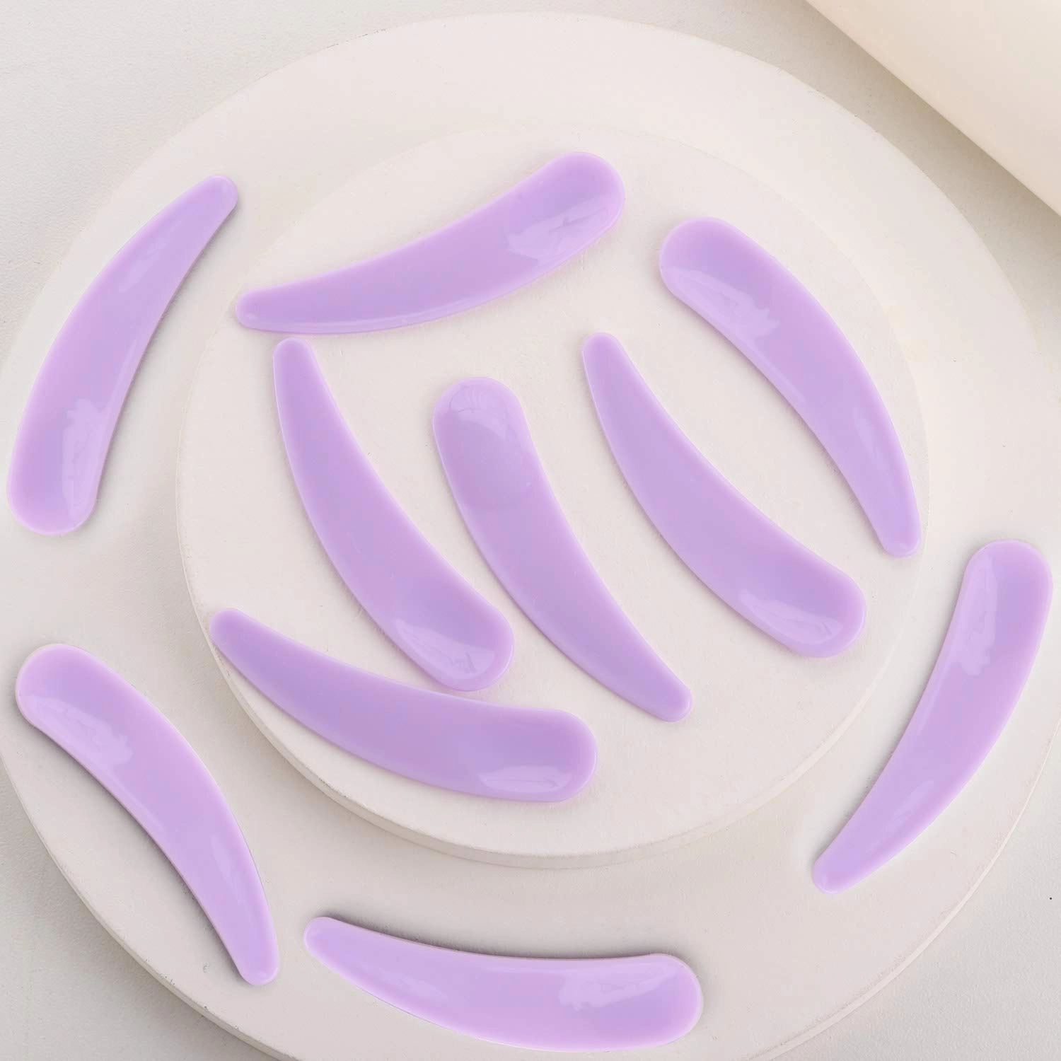 100 Pcs 20g Plastic Sample Cosmetic Containers with Lids and 10 Pcs Mini Makeup Spatula，Refillable Cosmetic Jars Lip Scrub Containers for Skincare - Purple